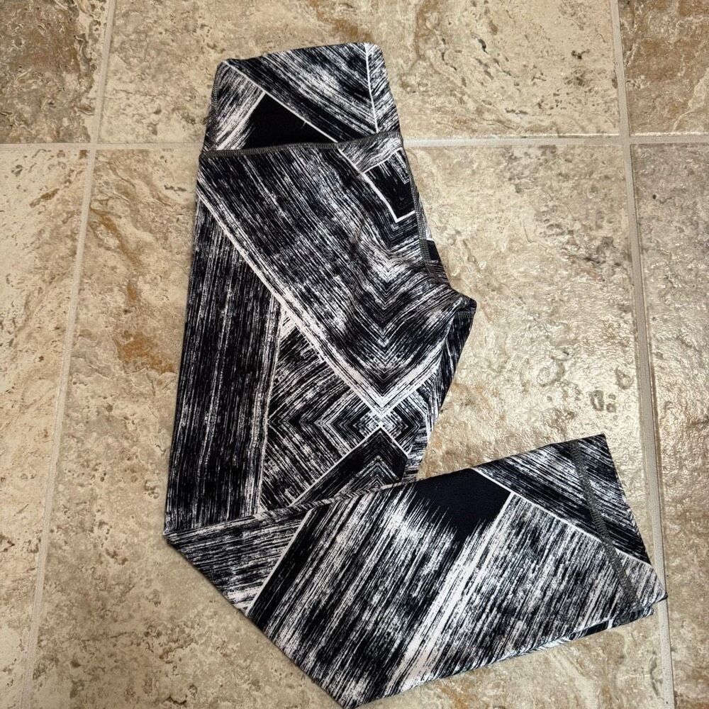 Lululemon (4) Black & White Abstract Print High Rise Leggings – Athletic Tight
